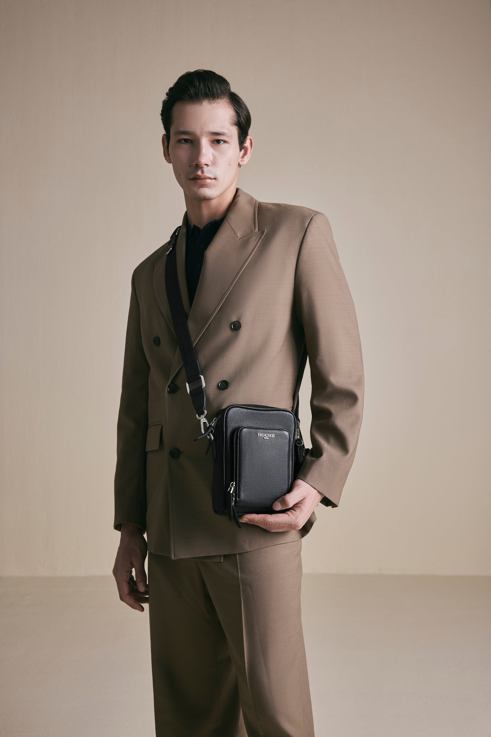 Men’s leather sling bag worn crossbody – Grandeur by Hoche Paris